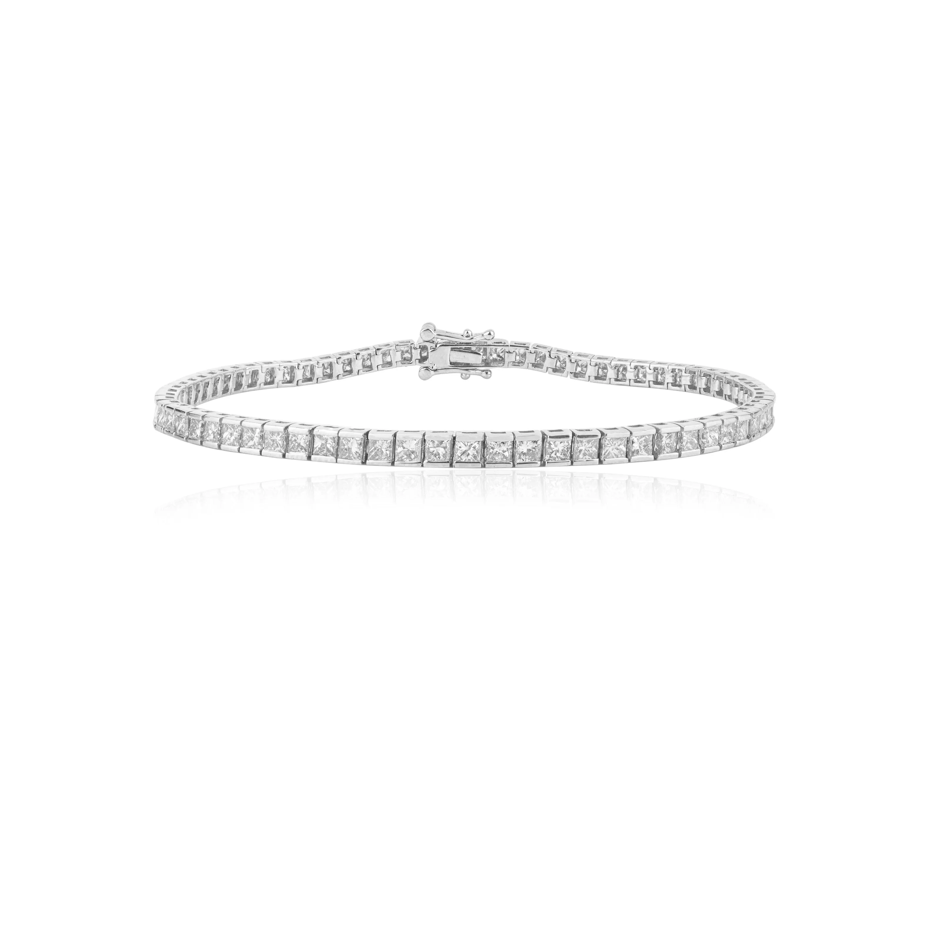 Elegant 18K Gold Diamond Tennis Bracelet - Luxurious Sparkling Jewelry for Women