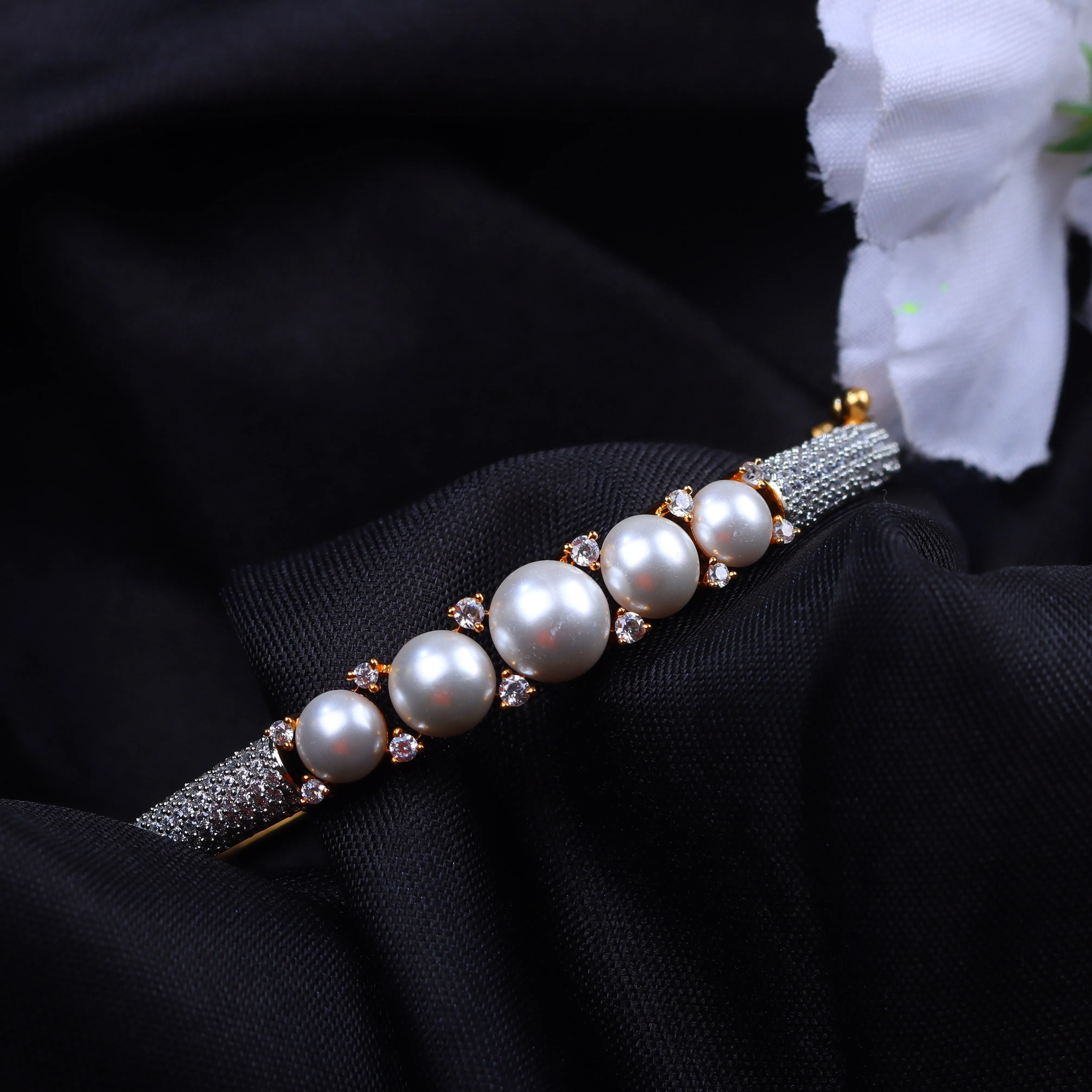 Fine Golden Bracelet With Pearl.