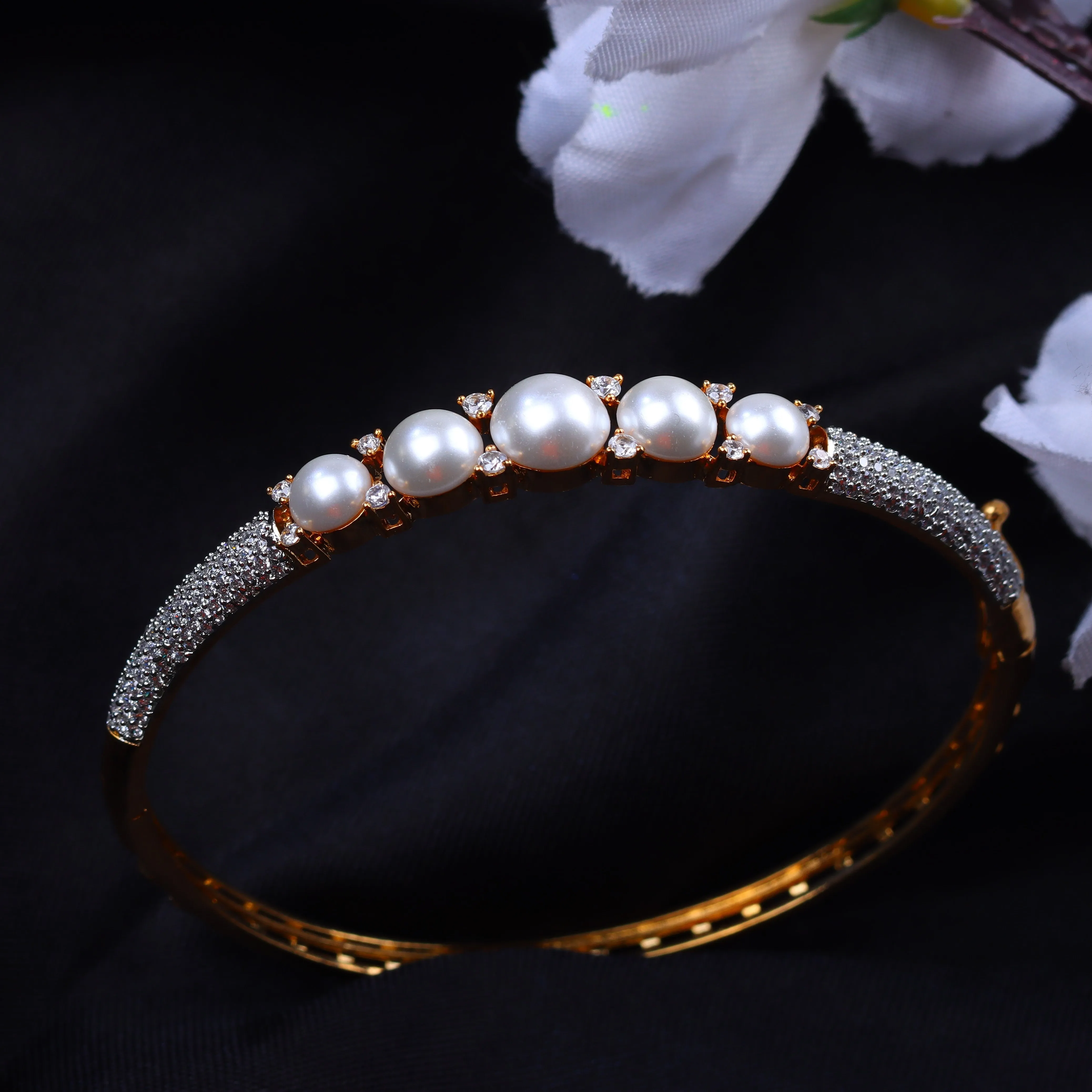 Fine Golden Bracelet With Pearl.