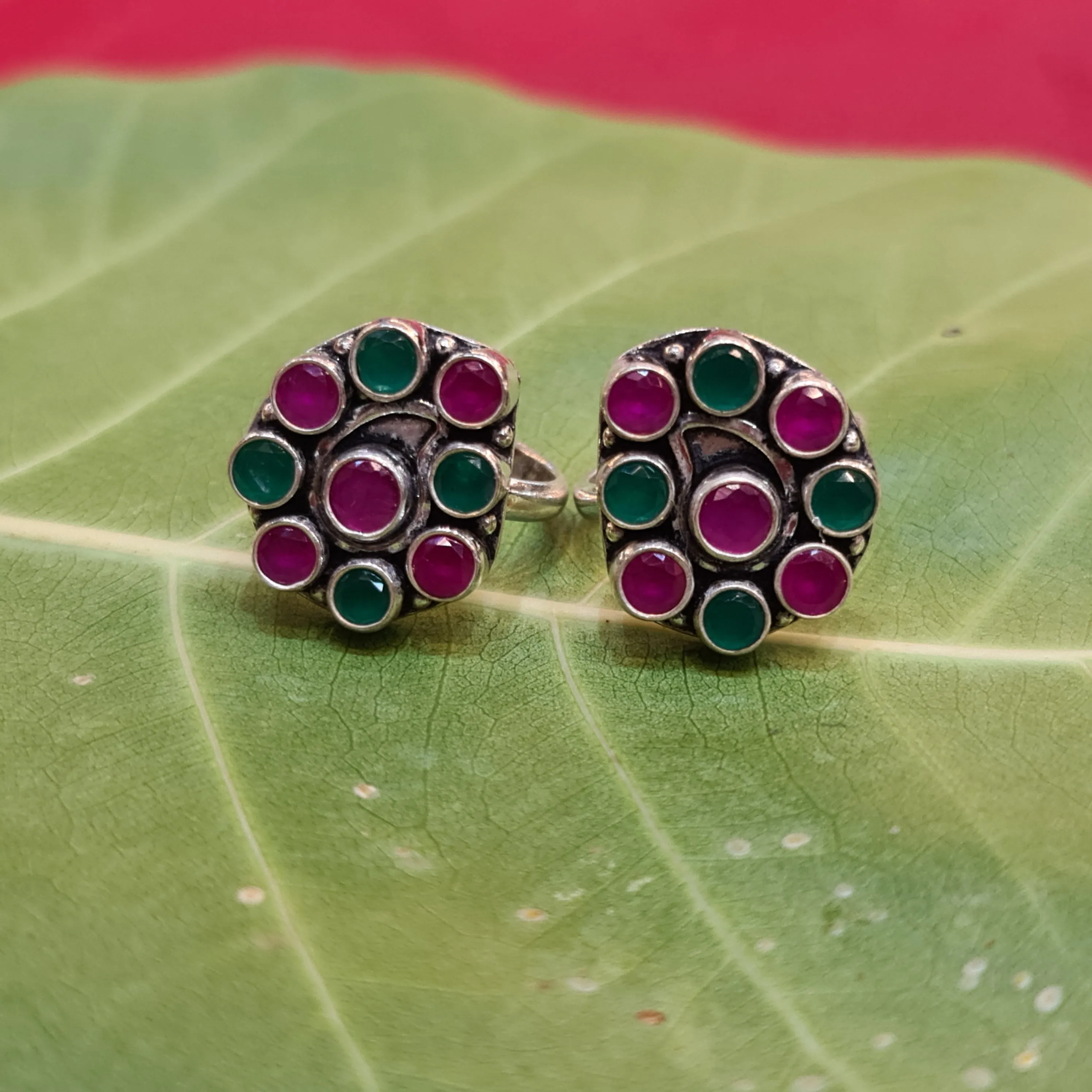 Sparkling Elegance: Mesmerizing 92.5 Silver Ruby Emerald Bichiya to Adorn your Feet