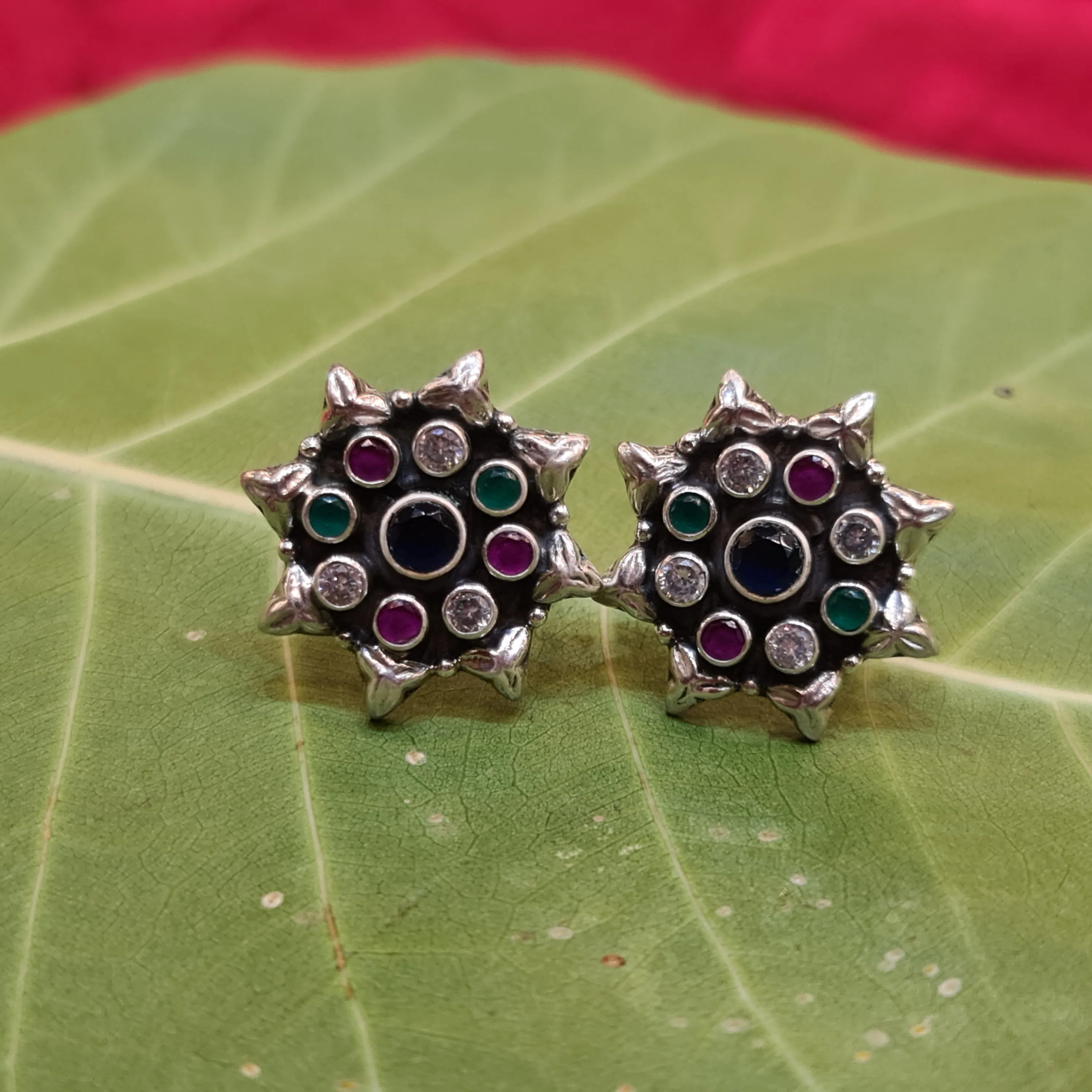 Sparkling Elegance: Mesmerizing 92.5 Silver Ruby Emerald Bichiya to Adorn your Feet